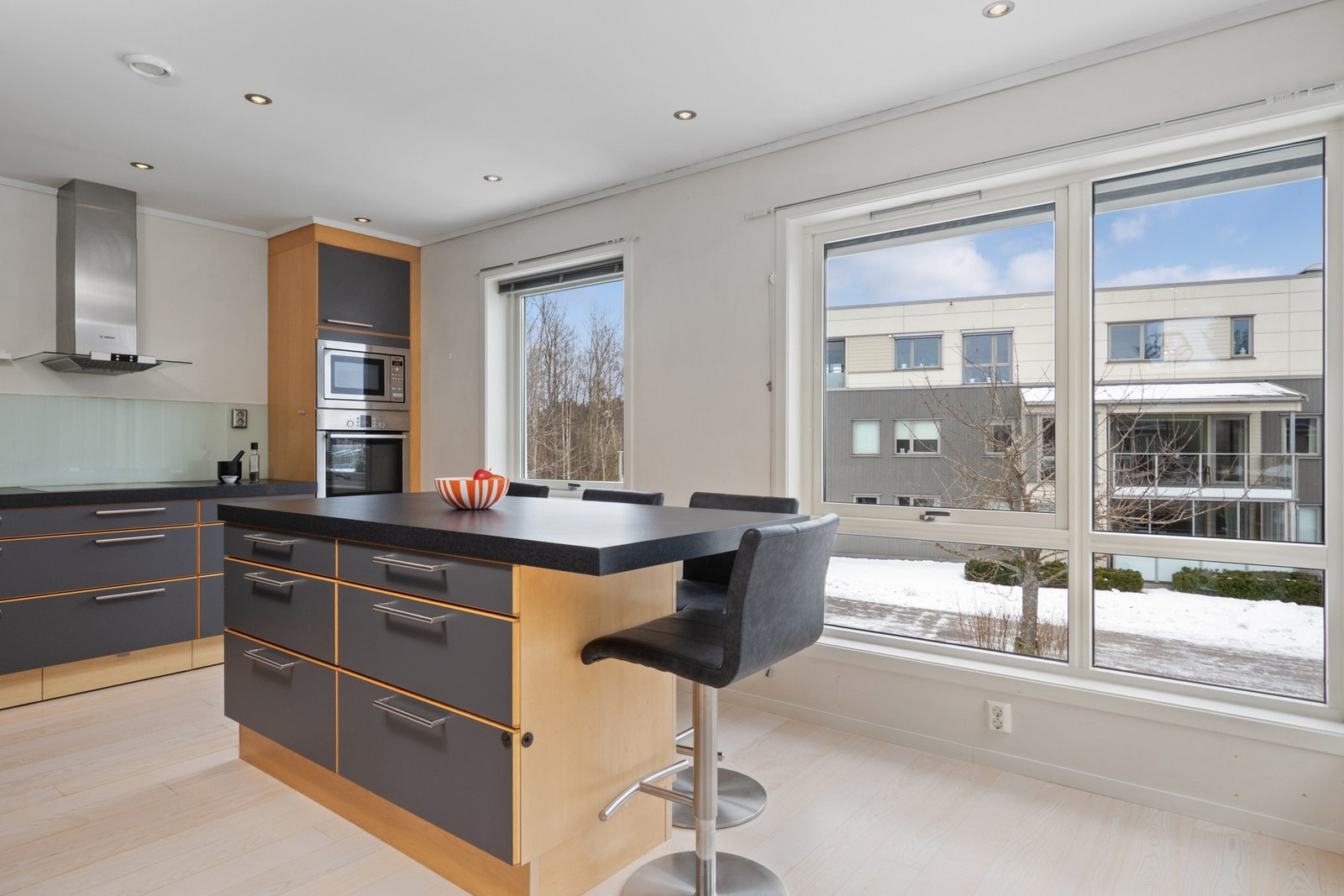 Kjøkkenet er fra byggeår og har innredning med slette fronter, samt integrerte hvitevarer som kjøleskap/frys, oppvaskmaskin, stekeovn, platetopp og mikrobølgeovn, og praktisk laminat benkeplate. Galleribilde