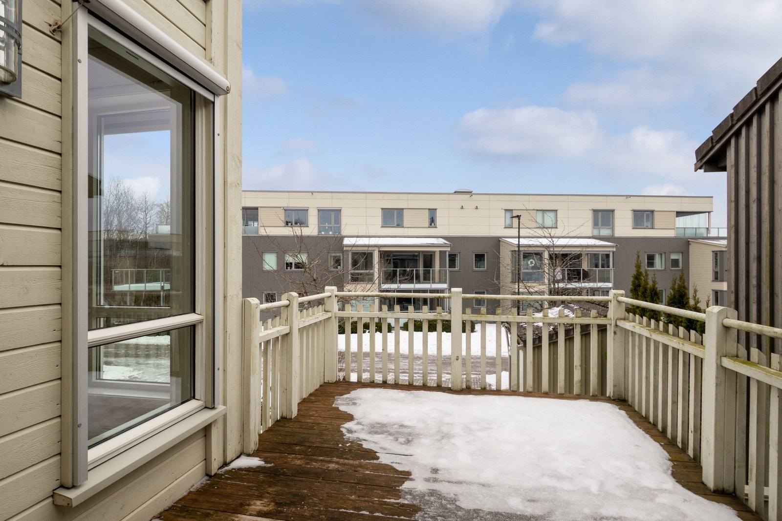 Boligen har en balkong ut fra stue på ca. 12 m², som gir gode muligheter for utemøblering og hyggelige sommerdager. Galleribilde