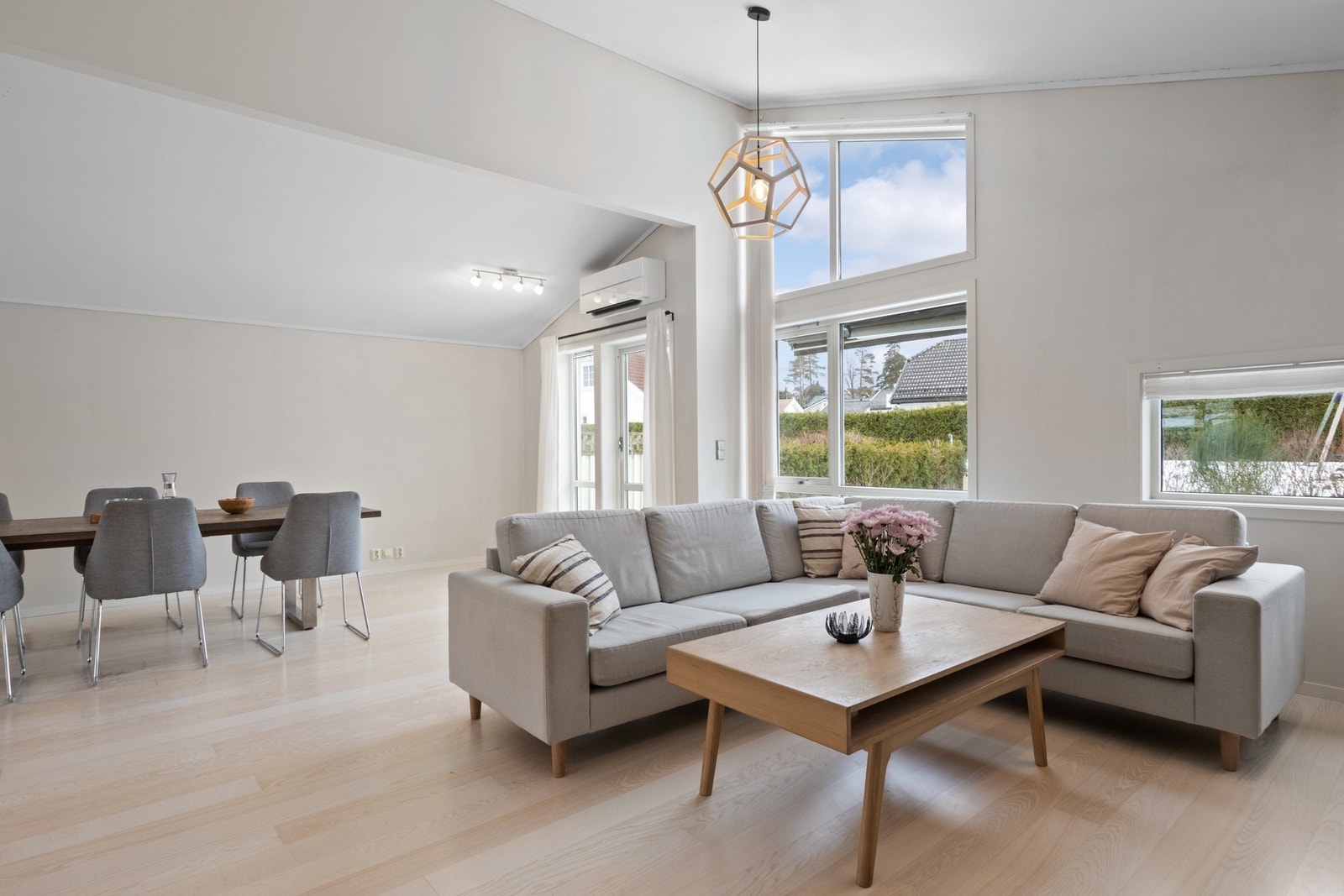 Fra stuen er det utgang til en stor og flott terrasse, som gir en fin forlengelse av oppholdsrommet i sesong. Galleribilde