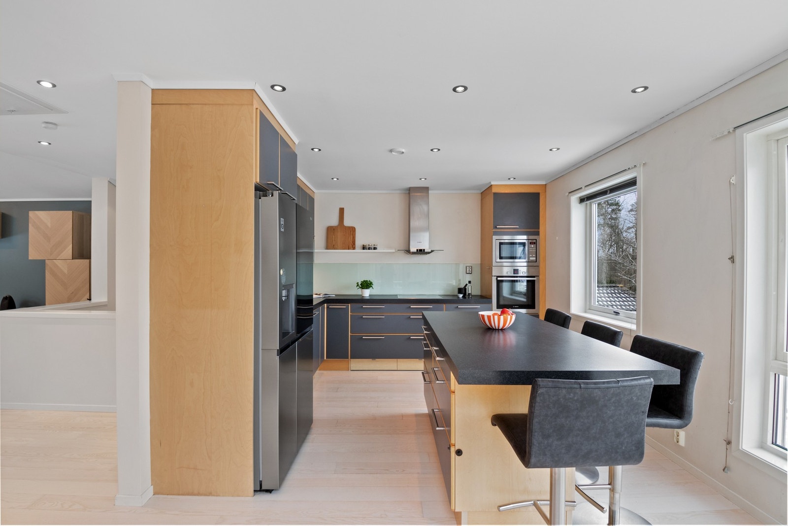 Det er også kjøkkenventilator med avtrekk ut, og det er opplyst at kjøleskap er fra 2024 og blandebatteri fra 2022, som er fine oppgraderinger i rommet. Galleribilde