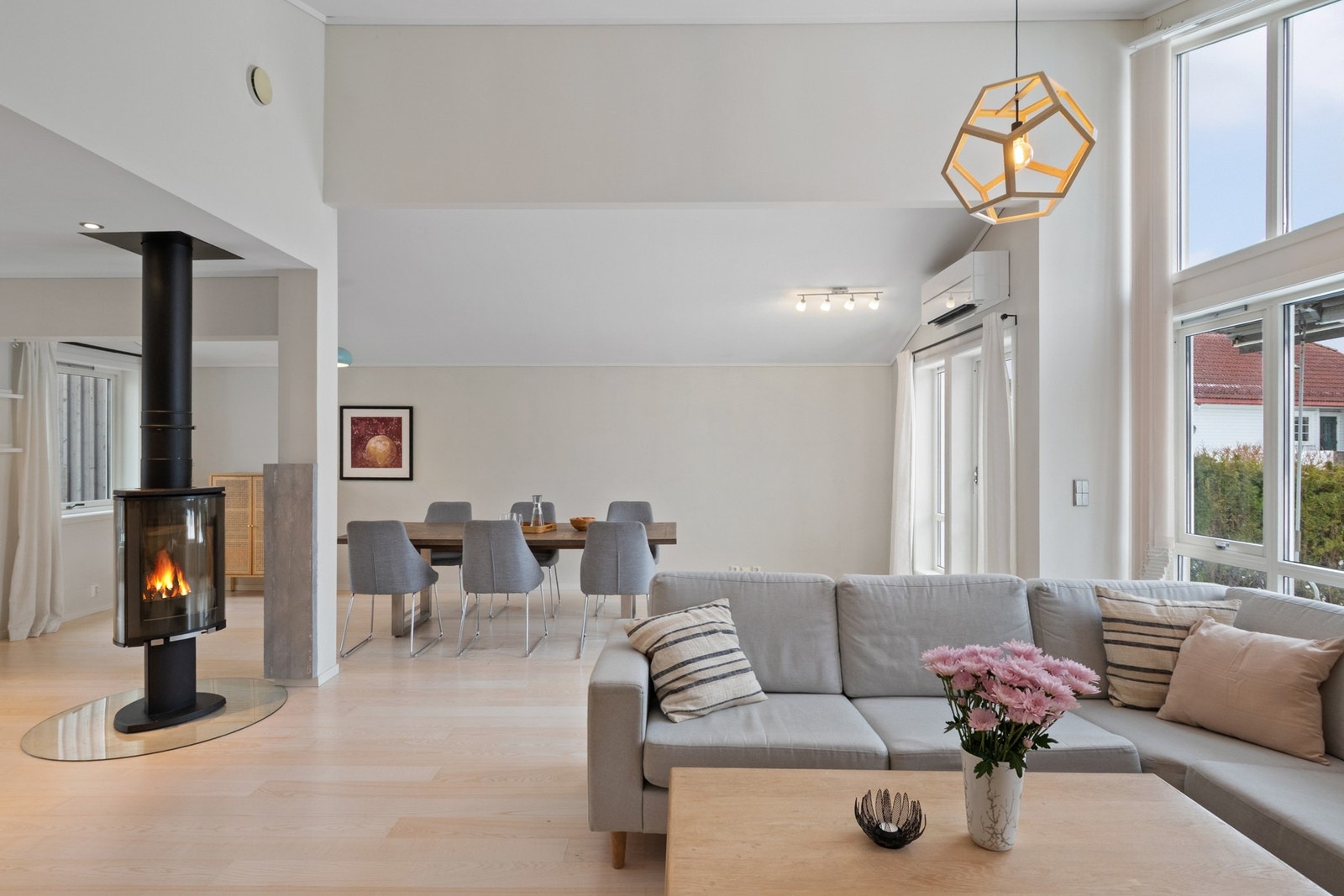 I stuen er det en delikat roterbar peis. Galleribilde