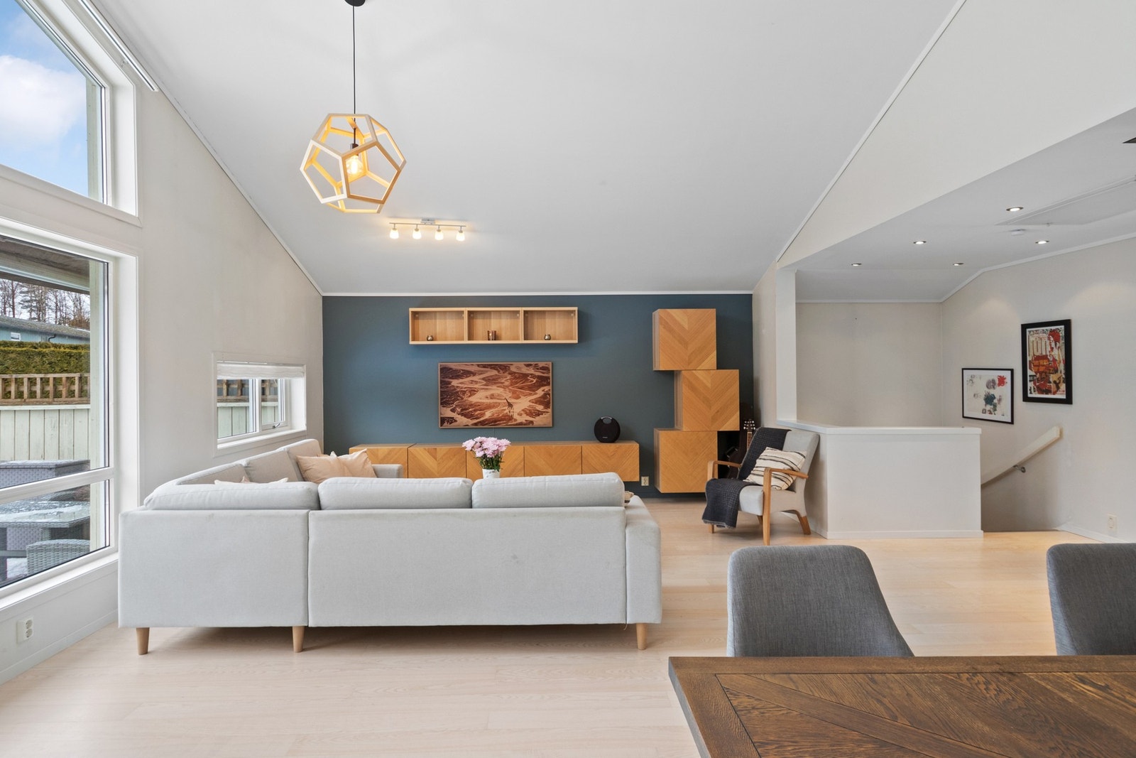 Stuen oppleves som en hyggelig oppholdsplass med både ildsted/peisovn og varmepumpe (luft-til-luft), som gir fleksible oppvarmingsmuligheter og ekstra komfort i hverdagen. Galleribilde