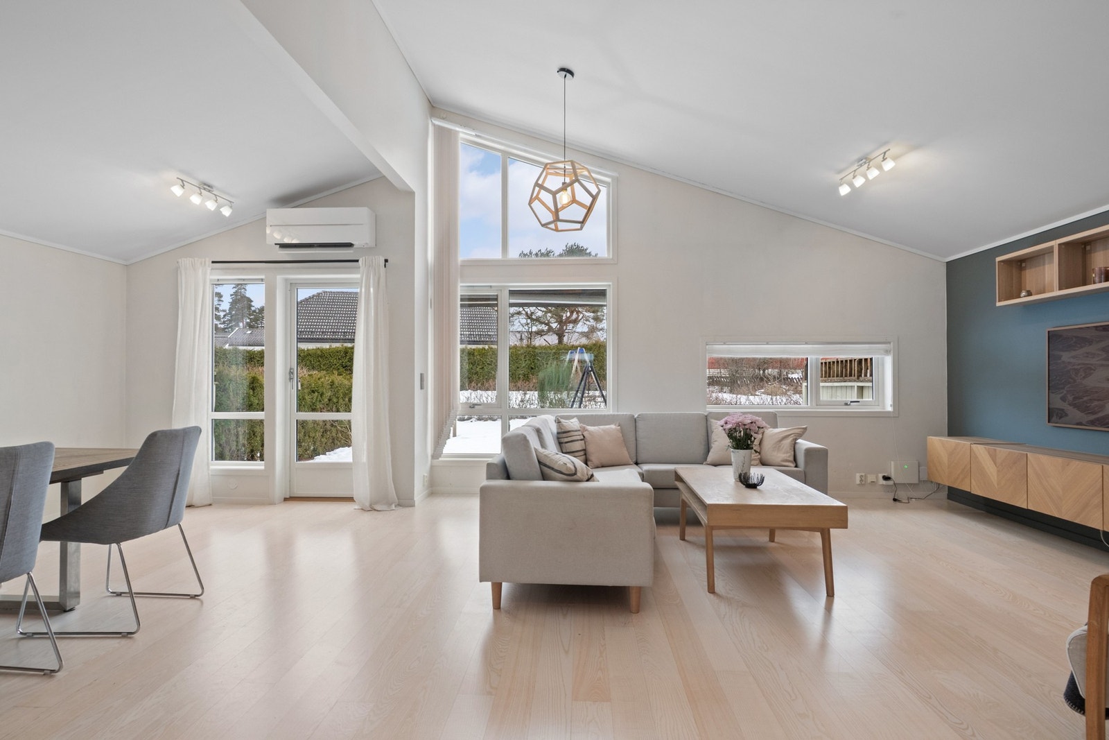 Boligen har BRA 131 m² over to etasjer, med en praktisk planløsning som passer godt for både familier og deg som ønsker god plass. Galleribilde