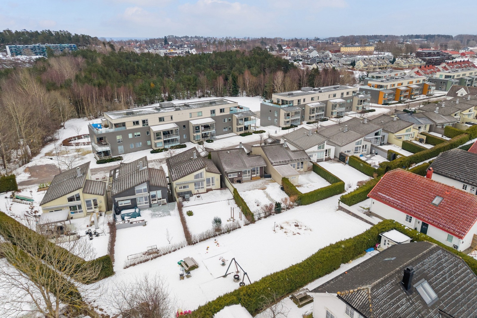 Eneboligen ligger i et etablert og attraktivt boligområde på Presterød i Tønsberg kommune. Galleribilde