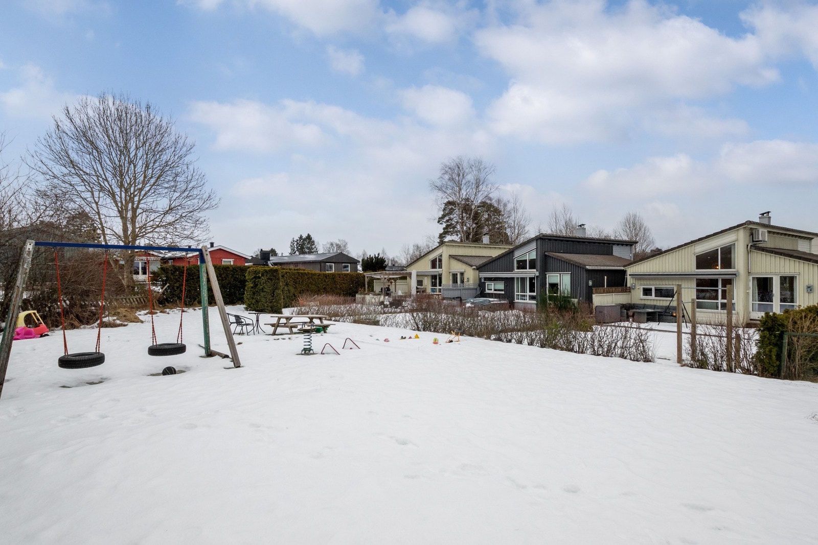 Eiendommen eier andel i realsameie med gbnr. 148/322 omhandlende felles vei og lekeplass. Galleribilde