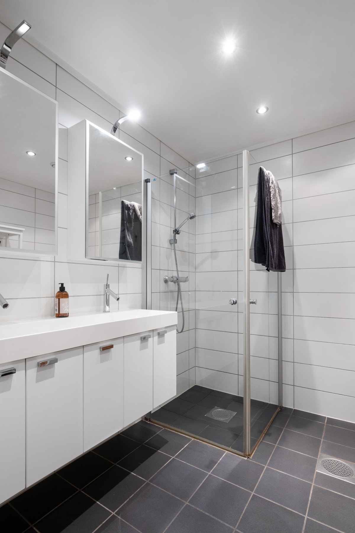 Gulvet er støpt og flislagt med varme, og rommet har balansert ventilasjon. Galleribilde