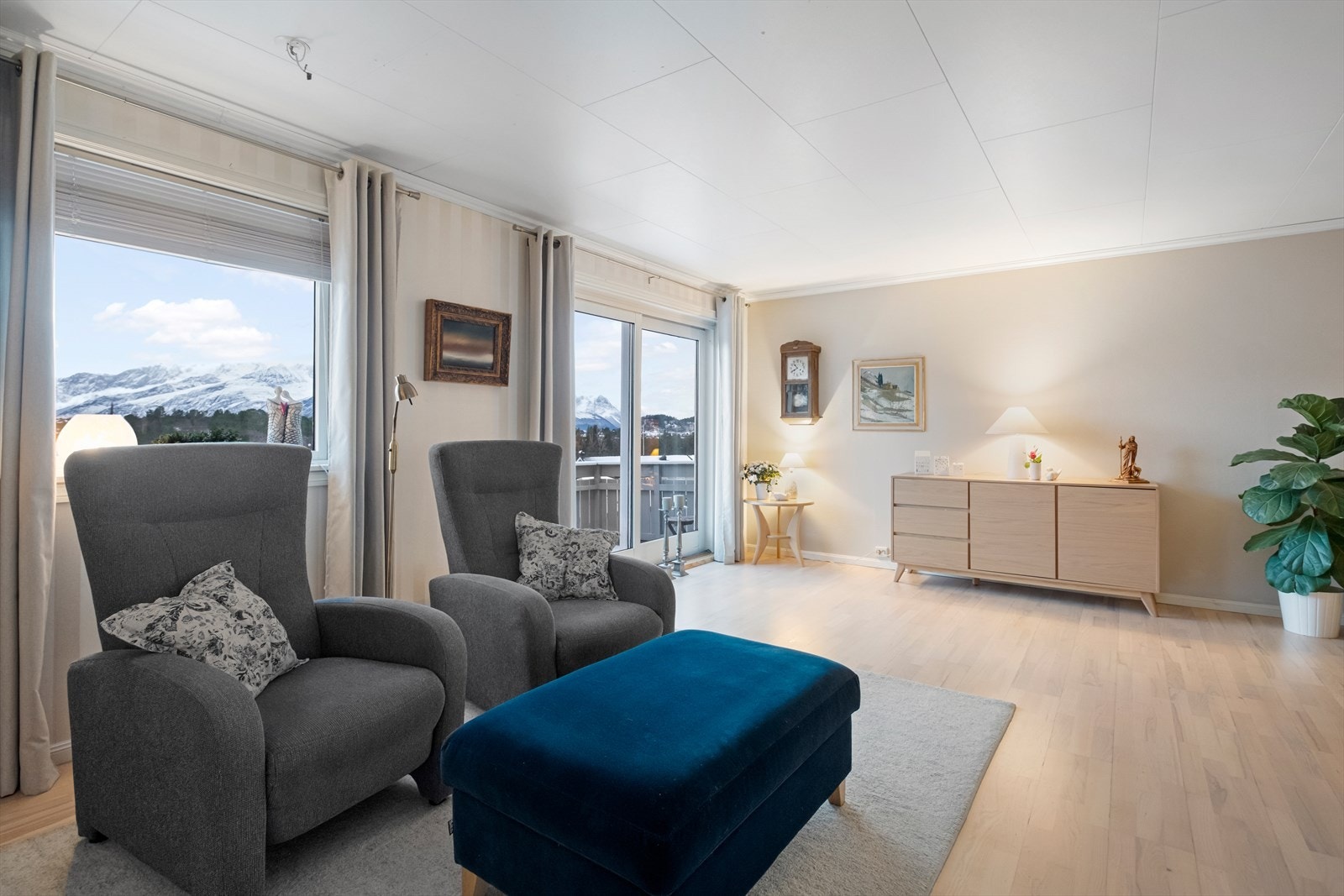 Fra stuen er det utgang til en terrasse med utsikt over nærområdet. Galleribilde