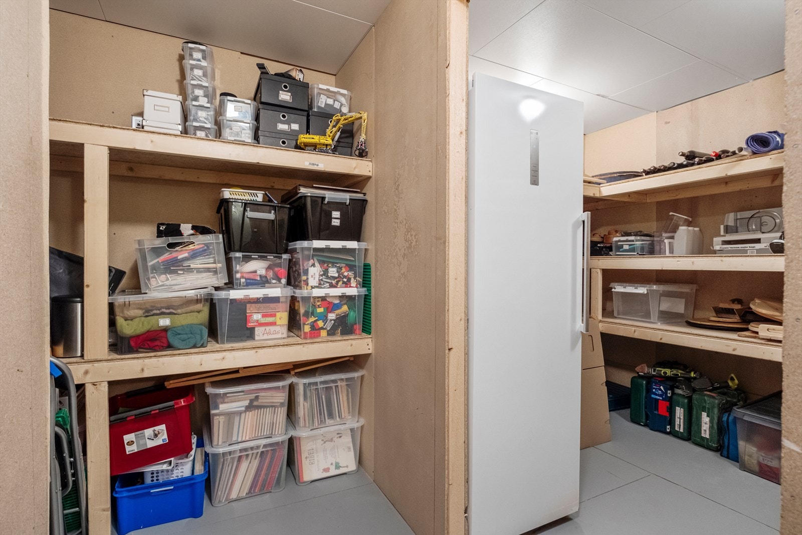 Bod har praktisk hylleløsning for oppbevaring Galleribilde