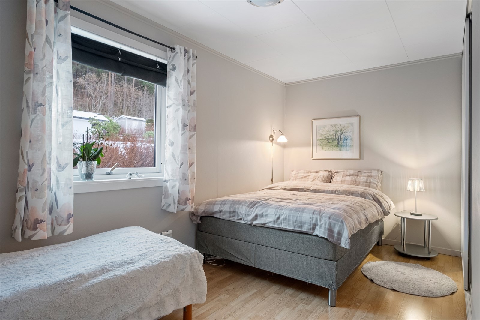 Soverommet har parkettgulv og en stor seng med plass til nattbord. Galleribilde