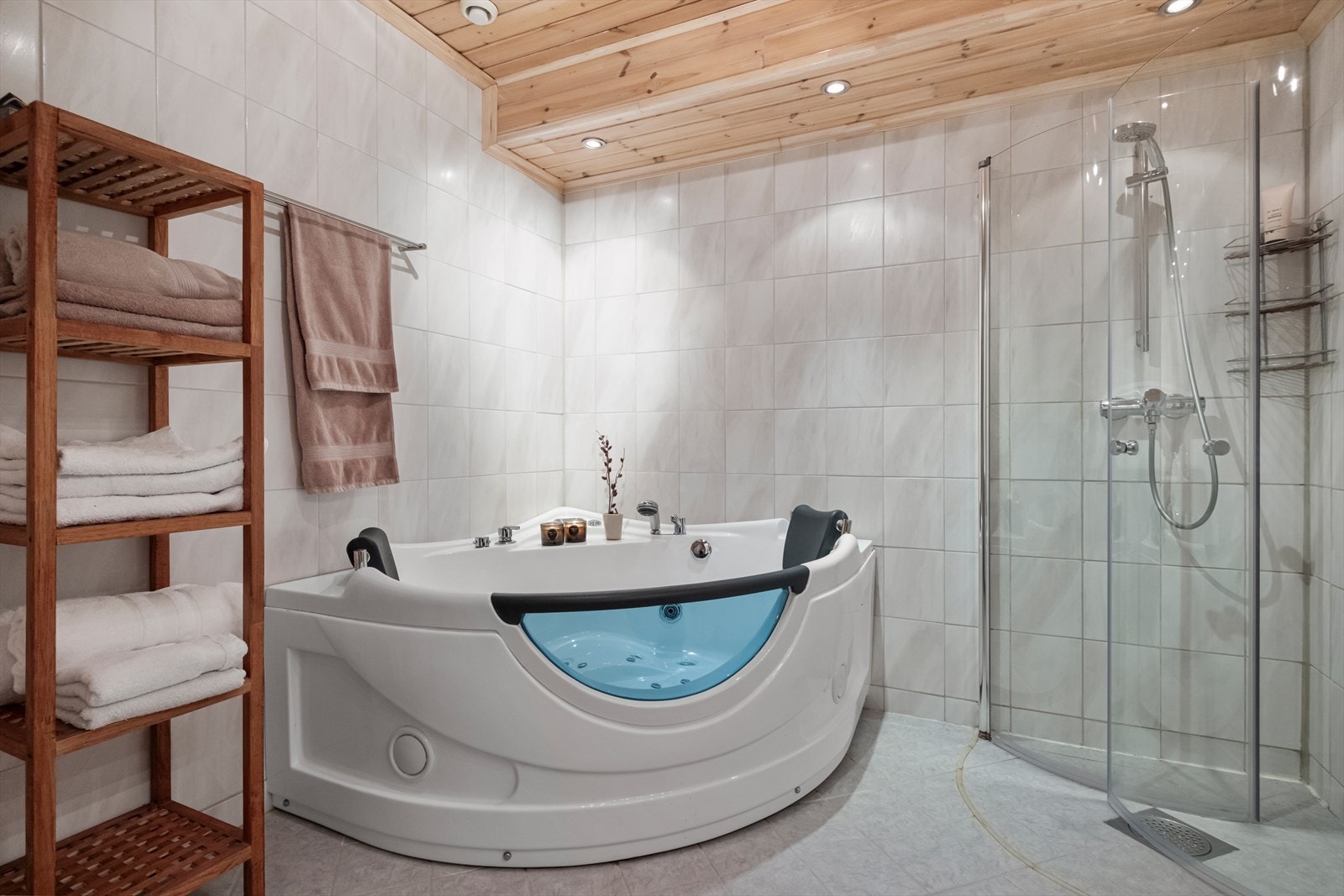 Dusjhjørne og boblebadekar Galleribilde