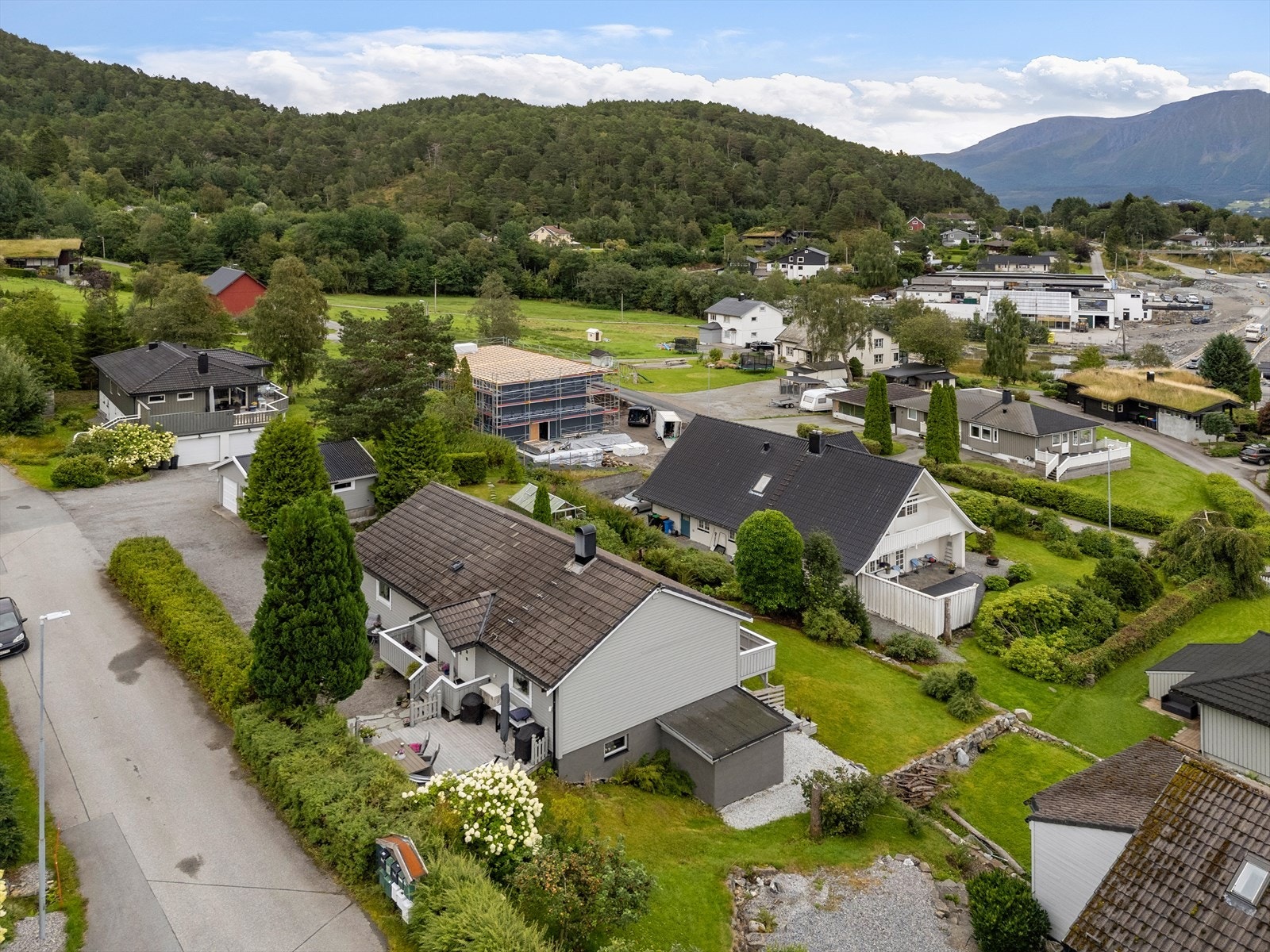 Huset ligger i et rolig nabolag med fjellutsikt og nærhet til natur. Husk å melde deg på visning! Galleribilde
