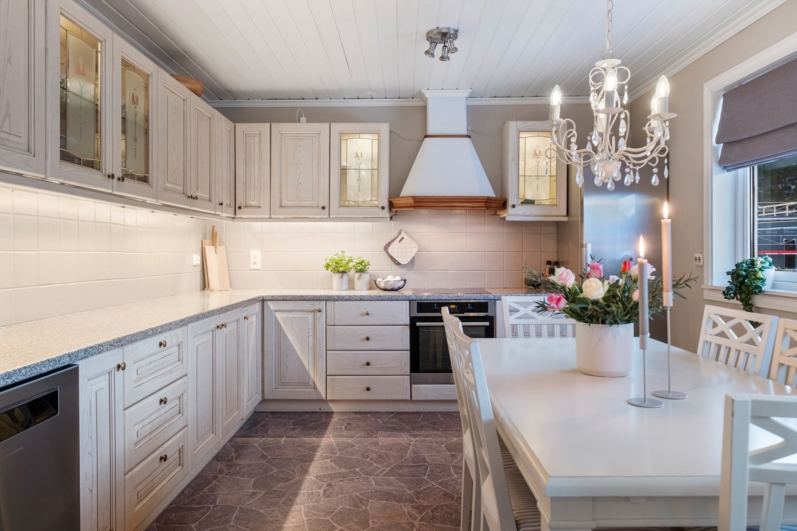 Kjøkkenet har profilerte fronter og laminat benkeplate, samt integrerte hvitevarer. Galleribilde