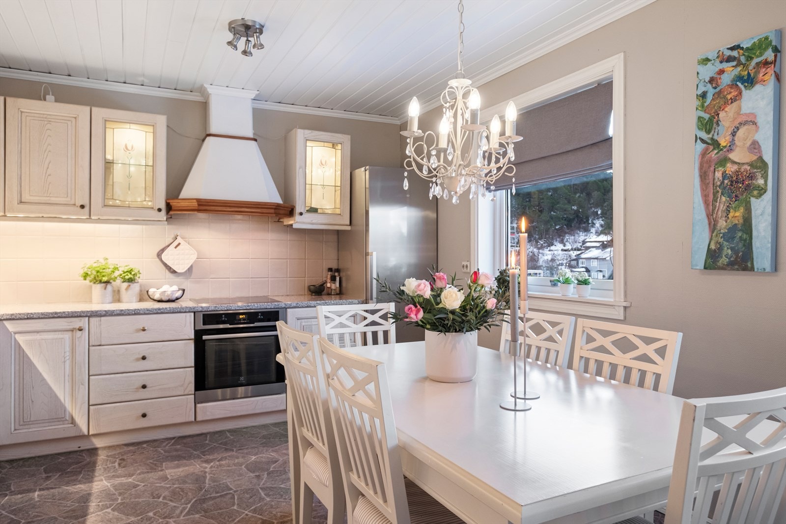 Spiseplassen er naturlig integrert i kjøkkenet, som har overskap og underskap for god oppbevaring. Galleribilde