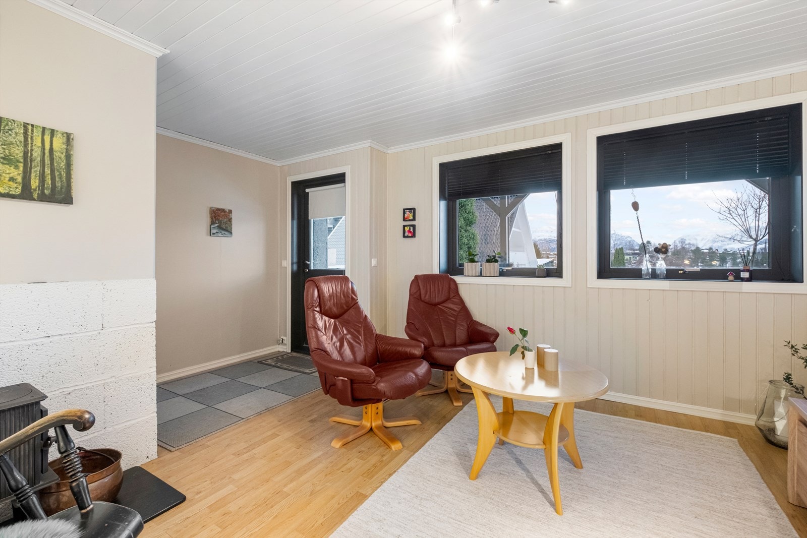 Utgang til terrasse gir enkel tilgang til uteområdet fra oppholdsrommet. Galleribilde