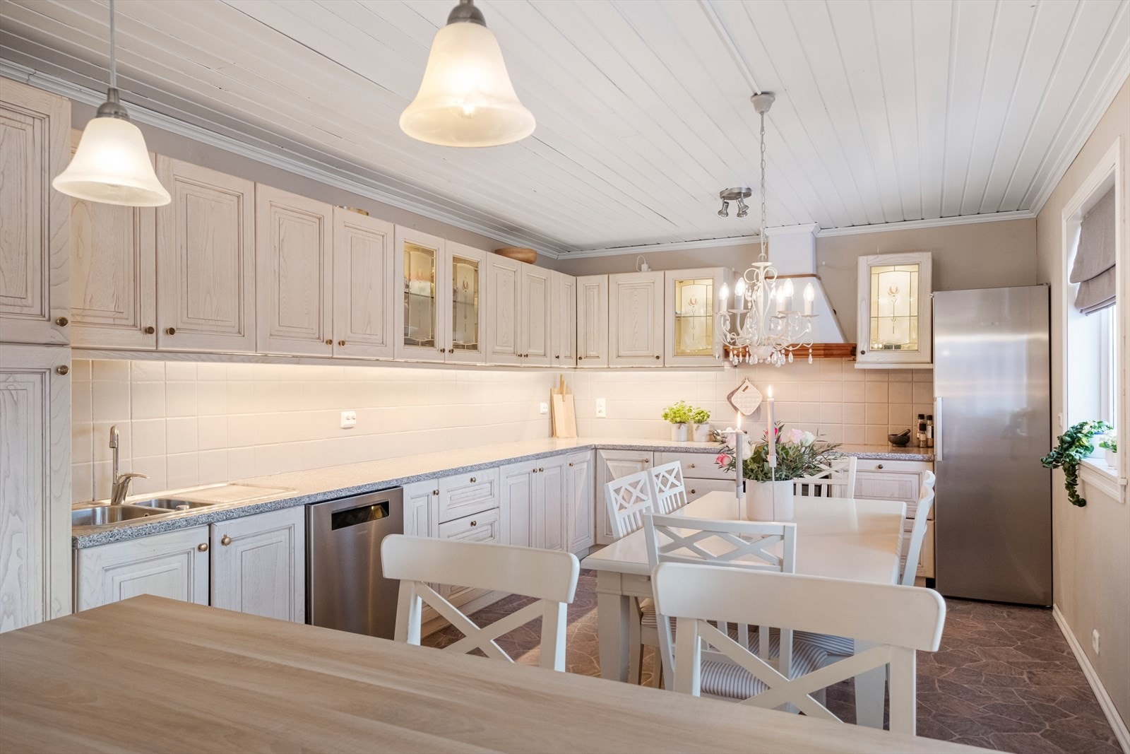 Romslig kjøkken med kjøkkenventilator og avtrekk ut, samt god plass til spisebord. Galleribilde