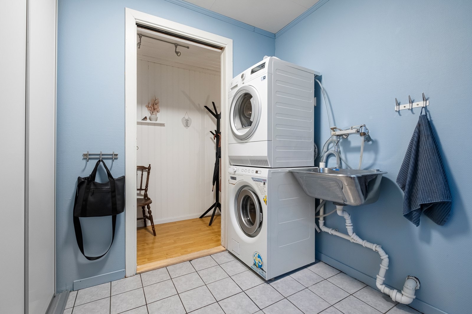 Vaskerommet har flislagt gulv og elektriske varmekabler for komfort. Galleribilde