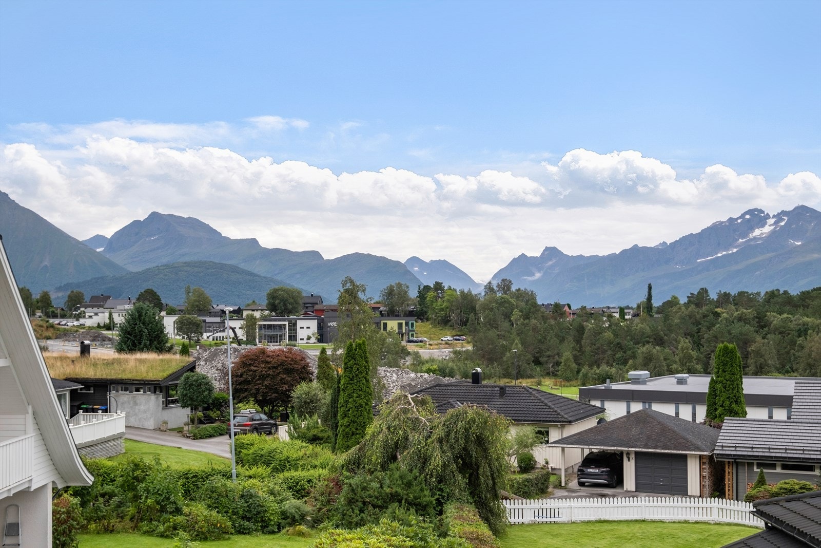 Utsikt over nærområdet med fjell i bakgrunnen gir en naturskjønn beliggenhet. Galleribilde