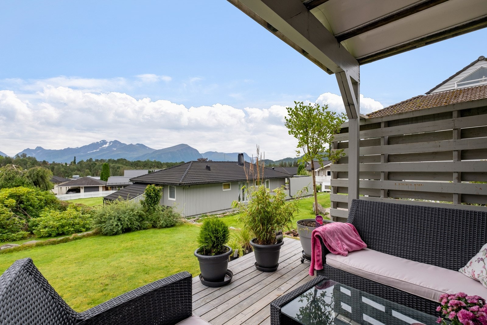 Sitteområdet på terrassen tilbyr panoramautsikt over landskapet. Galleribilde