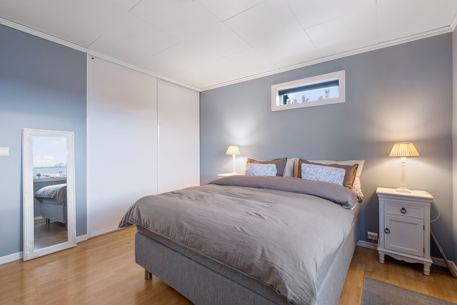 Skyvedørsgarderobe gir god oppbevaringsplass i soverommet. Galleribilde