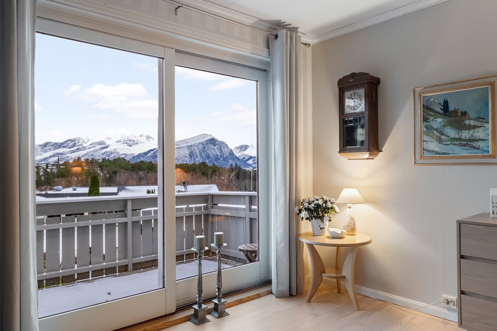 Store vindusflater i stuen gir flott utsyn mot fjellene. Galleribilde