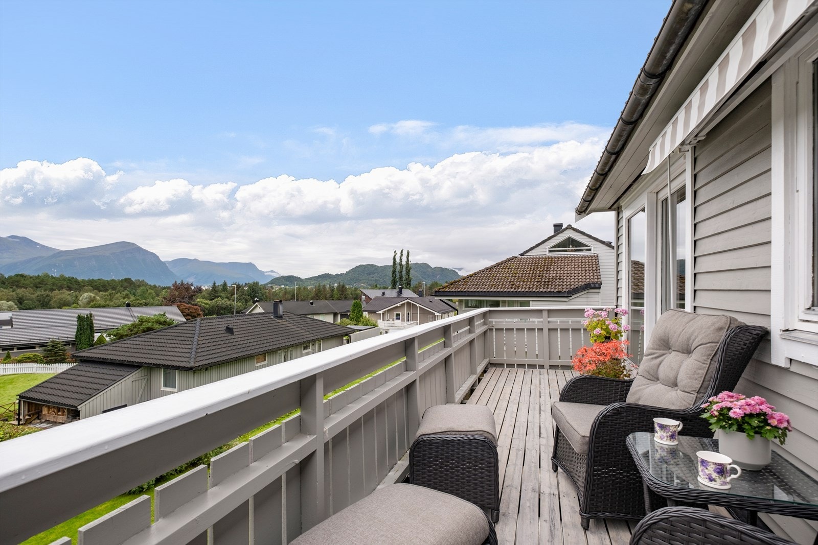 Fra balkongen kan man nyte utsikten mot de omkringliggende fjellene. Galleribilde