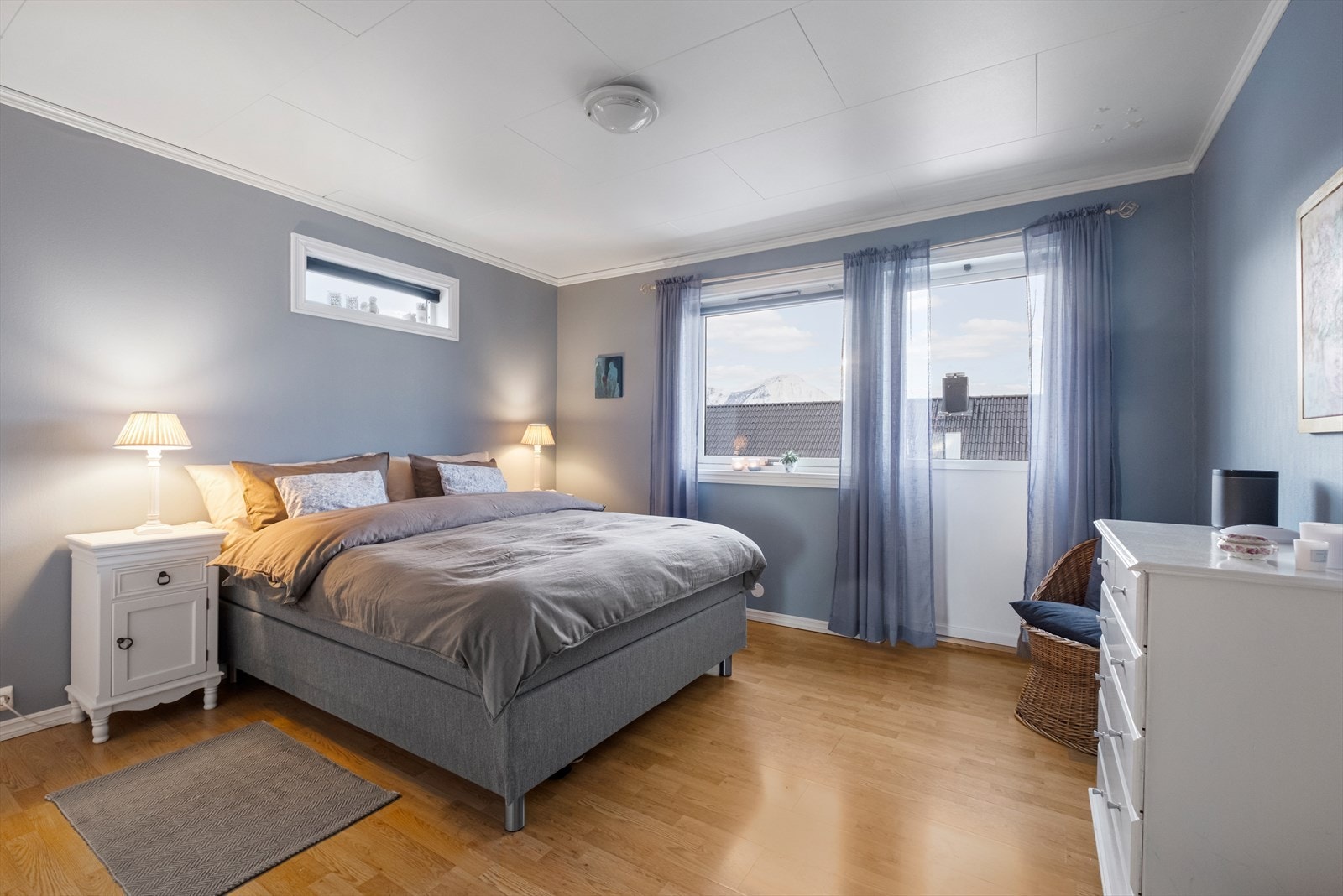 Store vinduer i soverommet gir rikelig med naturlig lys. Galleribilde