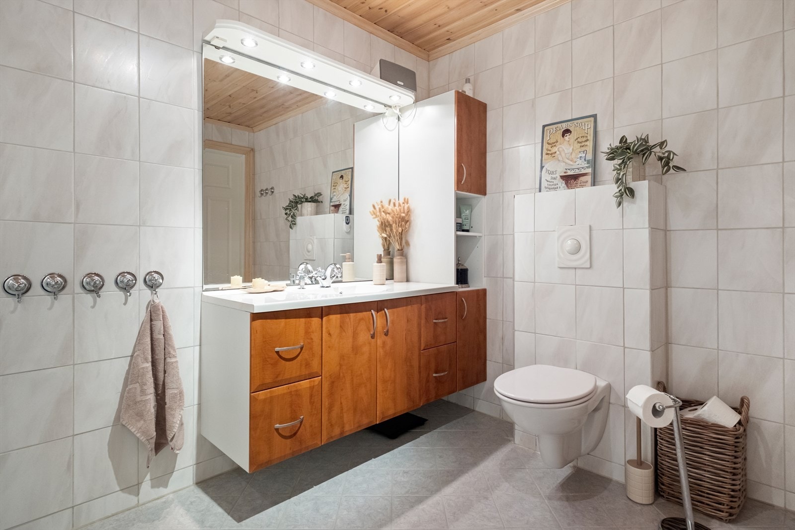 Badet har flislagte vegger og gulv med elektriske varmekabler, og er oppgradert i 2009. Galleribilde