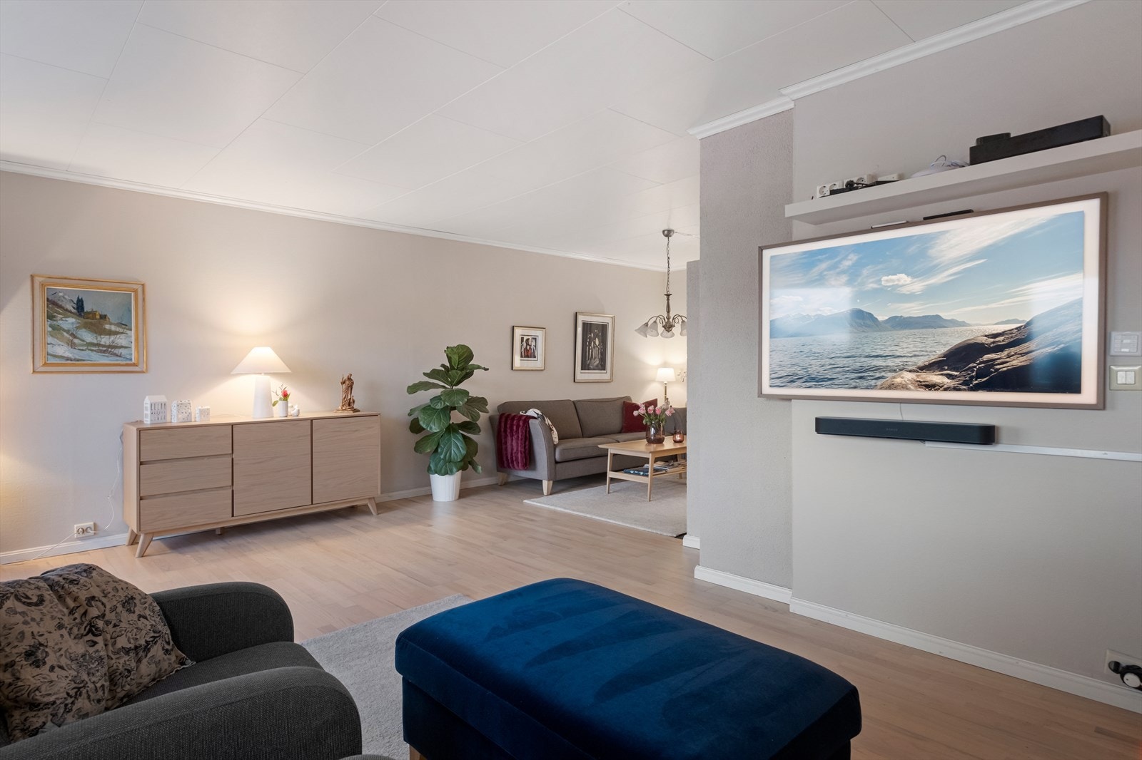 Stuen er romslig med god plass til sittegruppe og underholdningsutstyr. Galleribilde