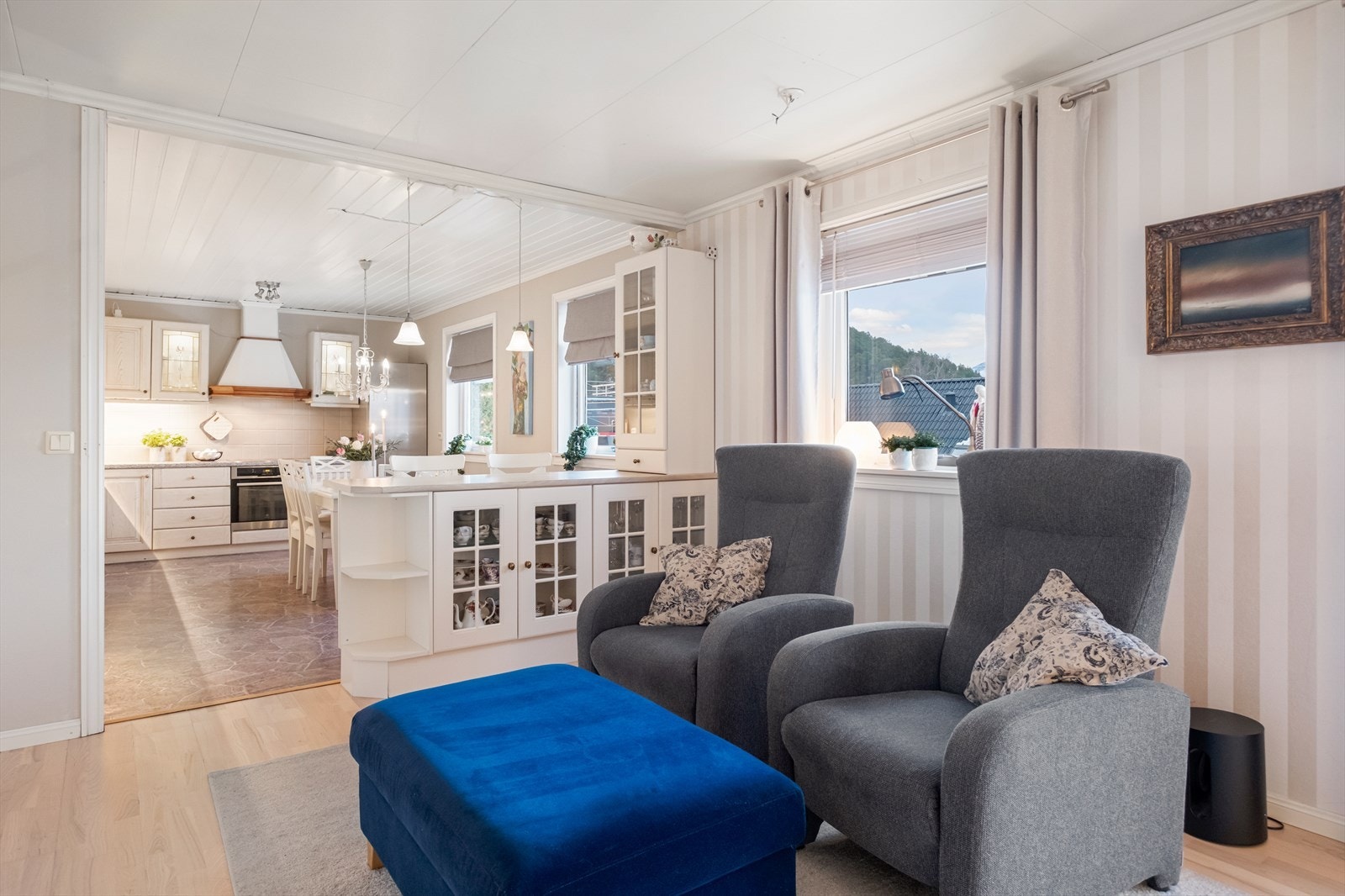 Stuen har parkettgulv og en åpen løsning mot kjøkkenet. Galleribilde