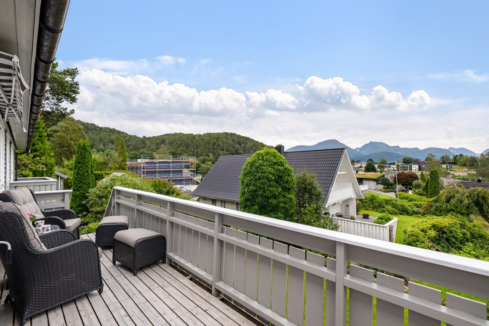 Balkongen har god plass til sittegruppe og gir utsikt over nærområdet. Galleribilde
