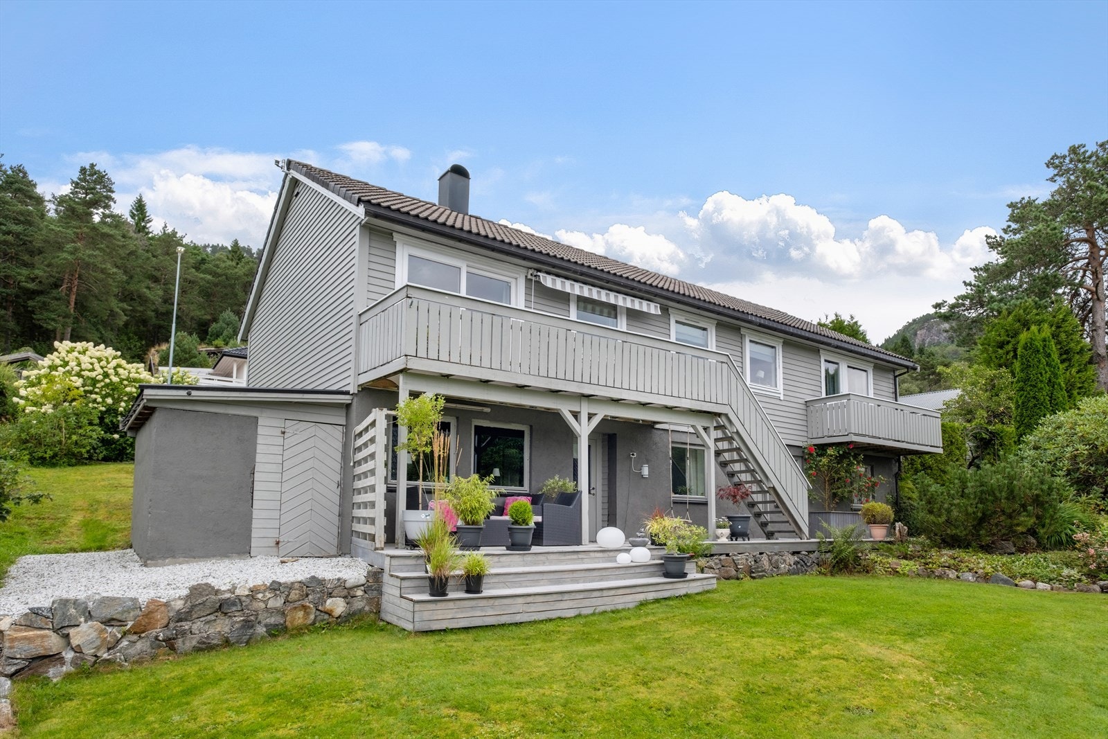 Bindingsverkskonstruksjon med liggende bordkledning og malt i 2025 gir en velholdt fasade. Galleribilde