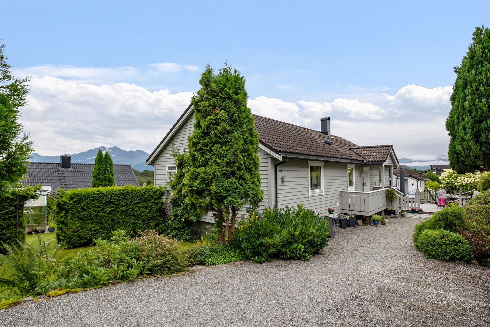 Gruset innkjørsel gir enkel adkomst til eiendommen. Galleribilde