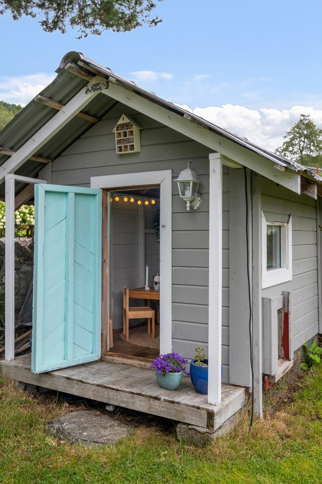 Uteboden har en enkel bindingsverkskonstruksjon med liggende kledning og et saltak tekket med stålplater. Galleribilde