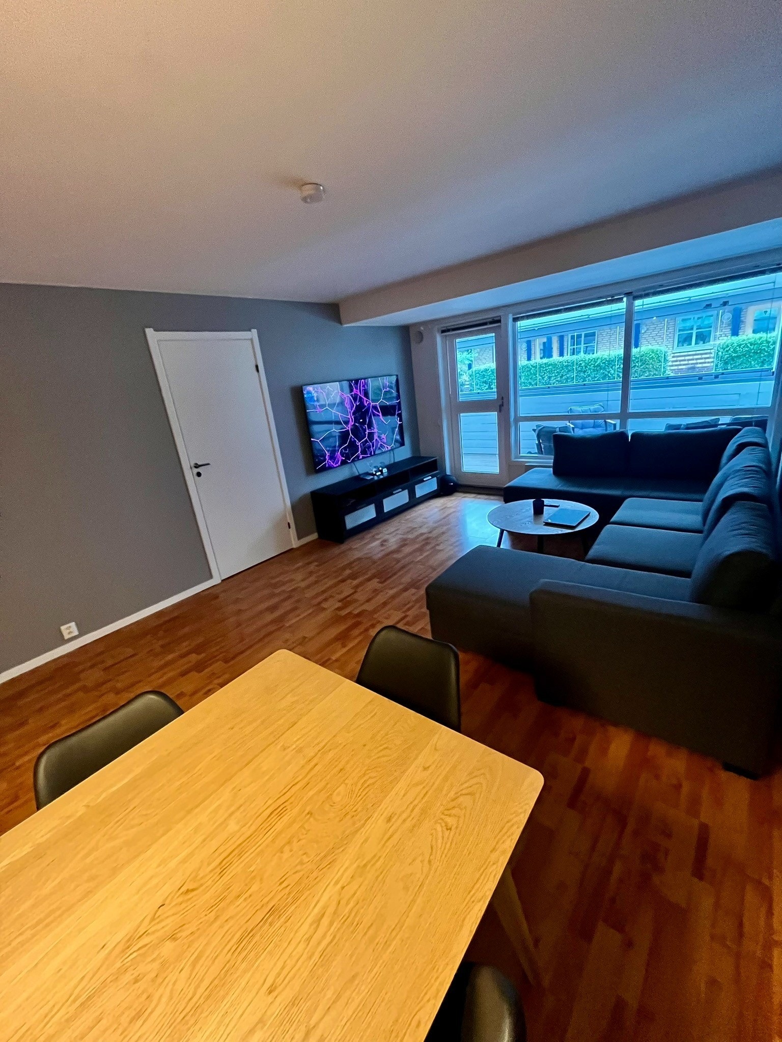 Lys og luftig stue med åpen løsning, spiseplass og direkte utgang til terrasse. Galleribilde