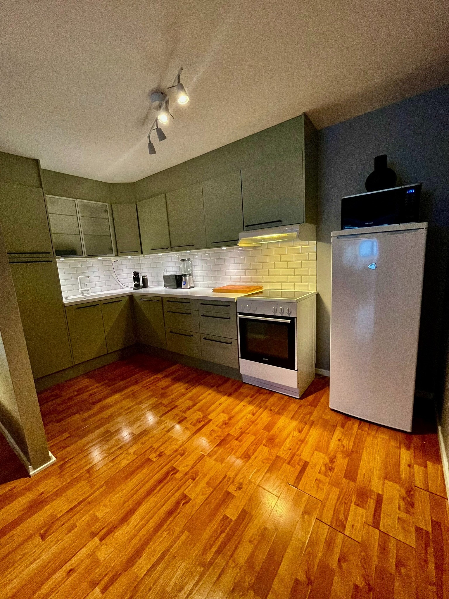 Moderne og funksjonelt kjøkken med god skapplass Galleribilde