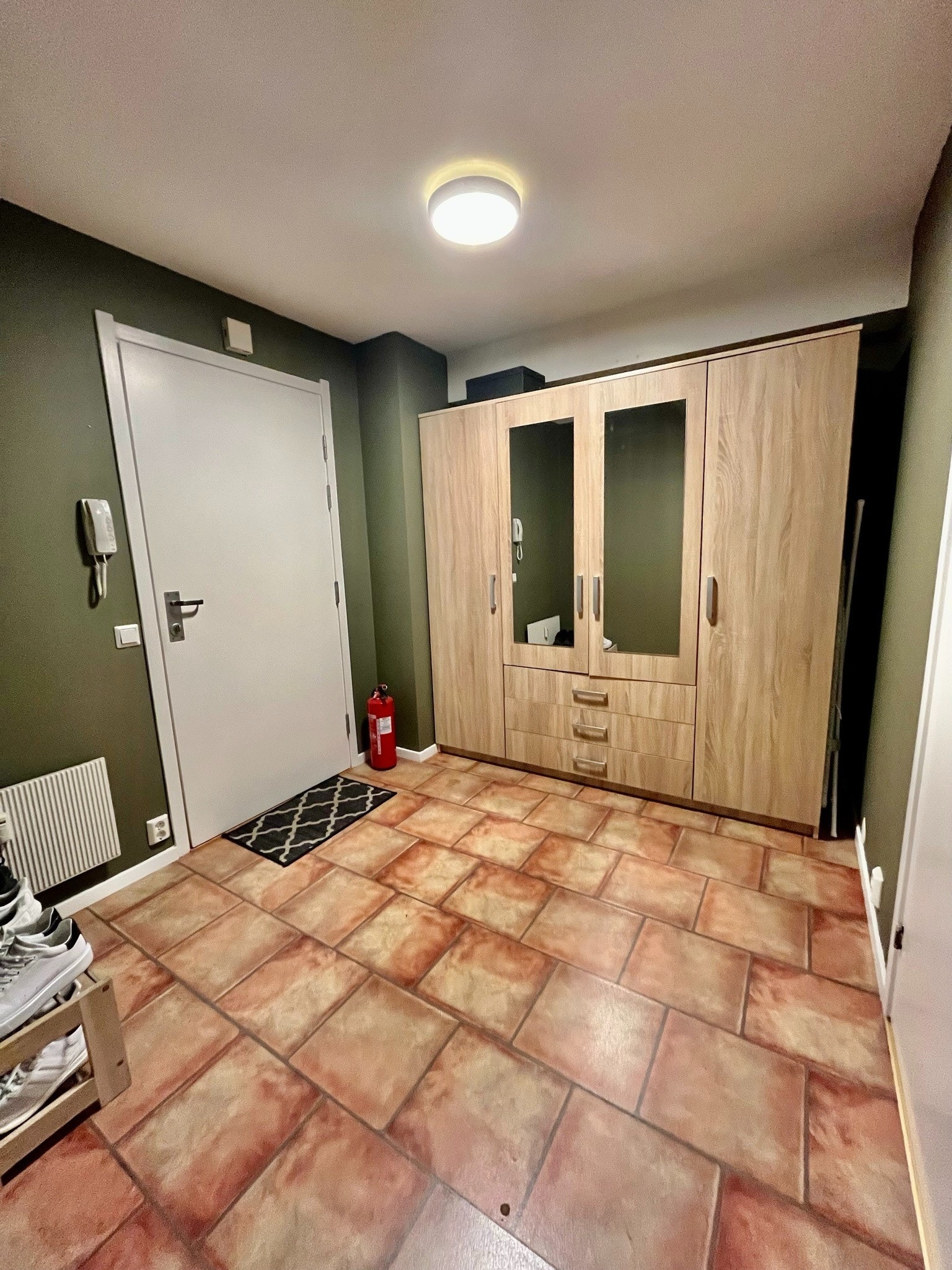 Innbydende entré med garderobeplass. Galleribilde