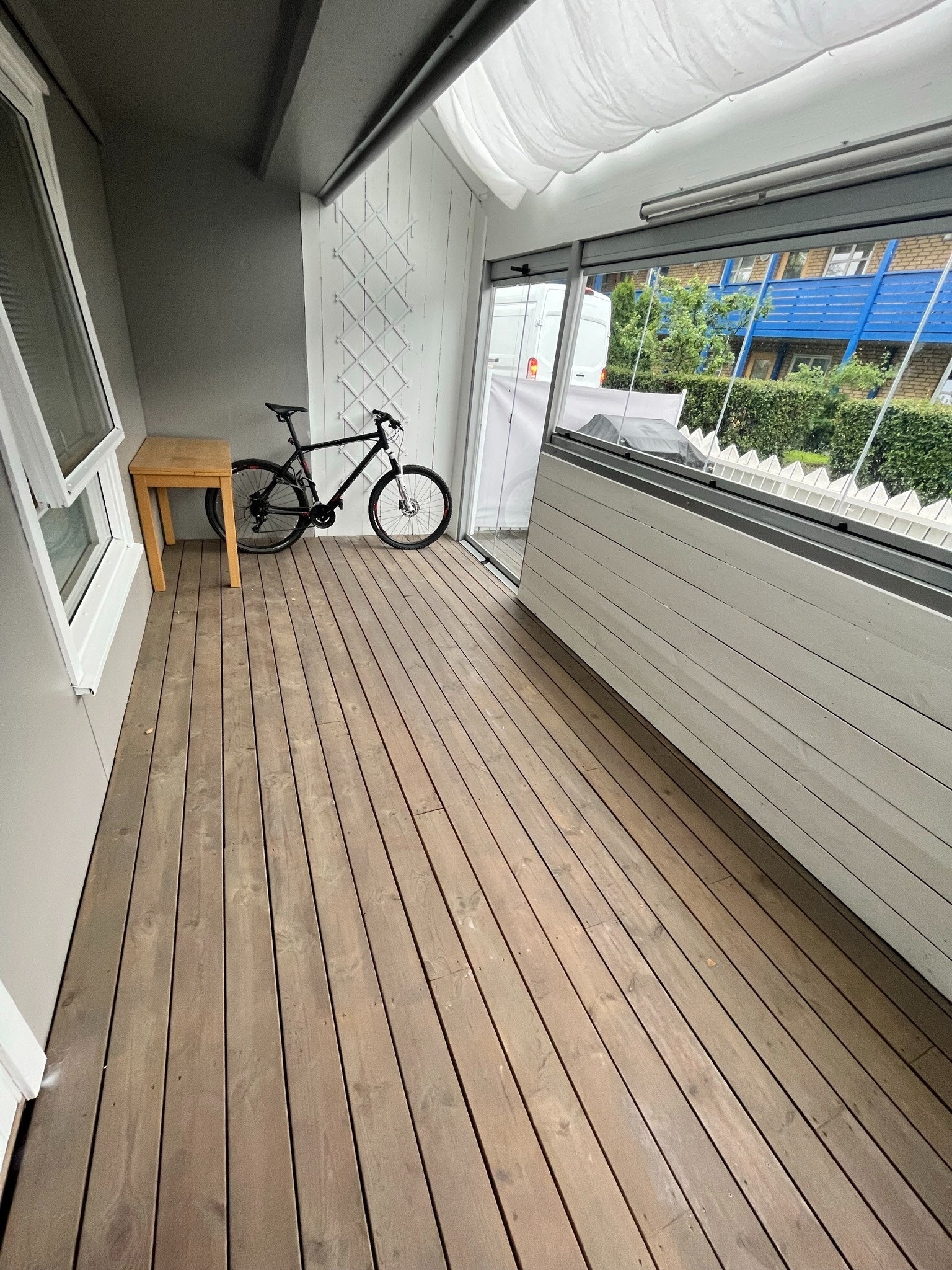 Overbygd og skjermet balkong med gode lagringsmuligheter. Galleribilde