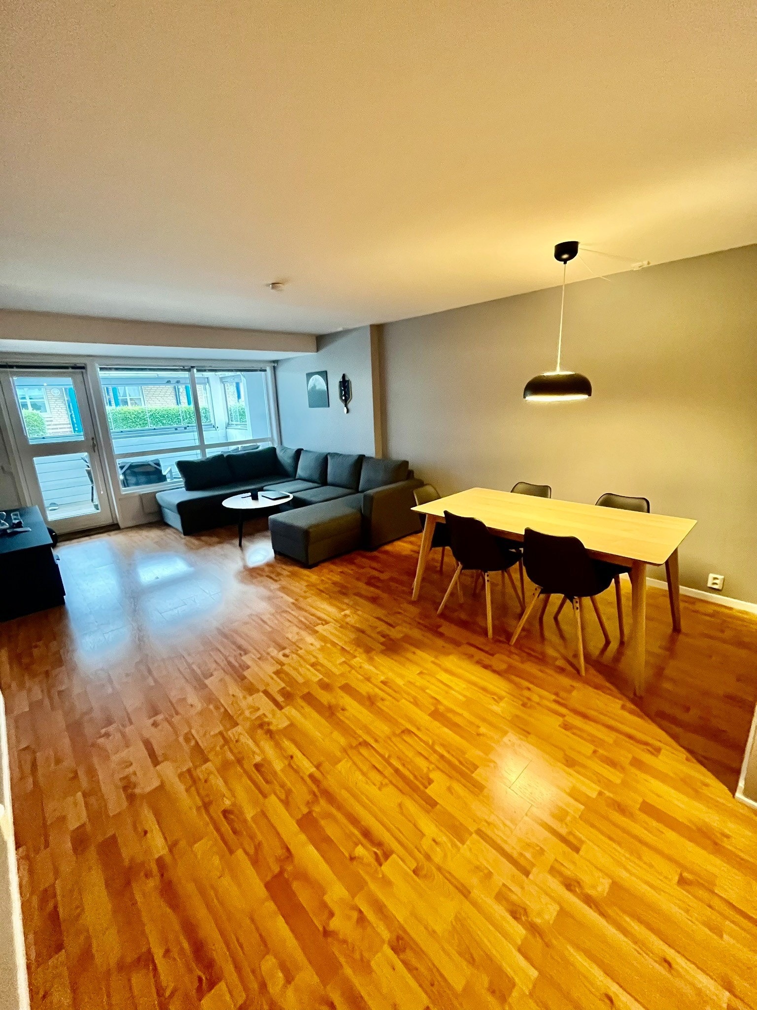 Lys og luftig stue med åpen løsning, spiseplass og direkte utgang til terrasse. Galleribilde