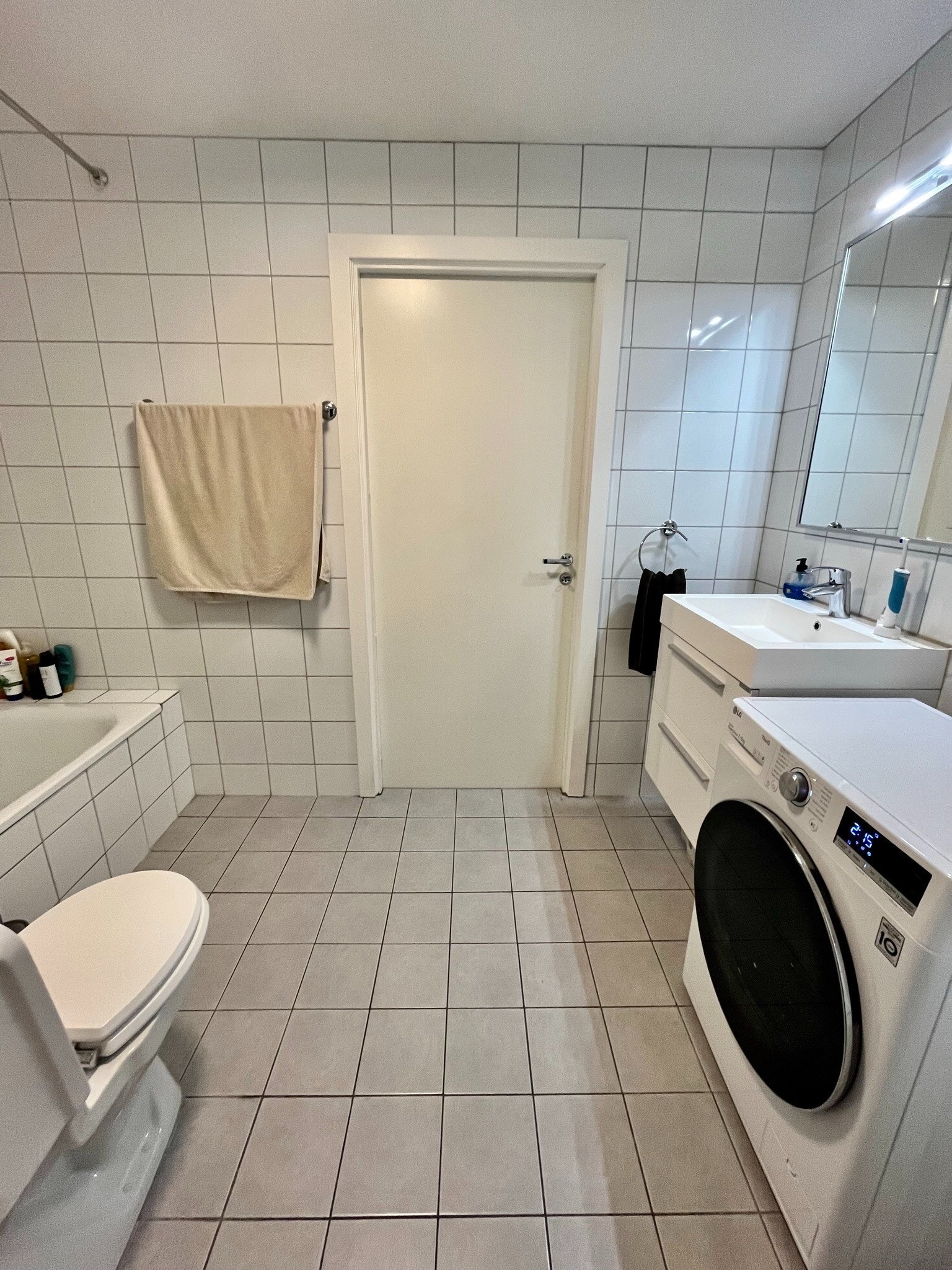 Fullverdig baderom med både badekar og moderne fasiliteter. Galleribilde