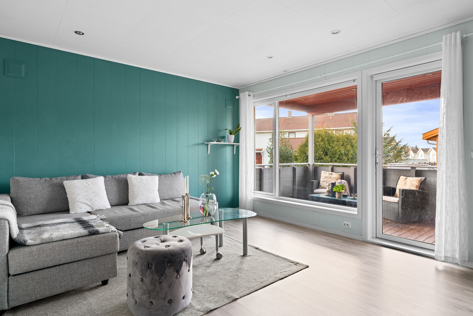 Rommet har gode vindusflater som slipper inn lys i leiligheten, samt utgang til balkong Galleribilde