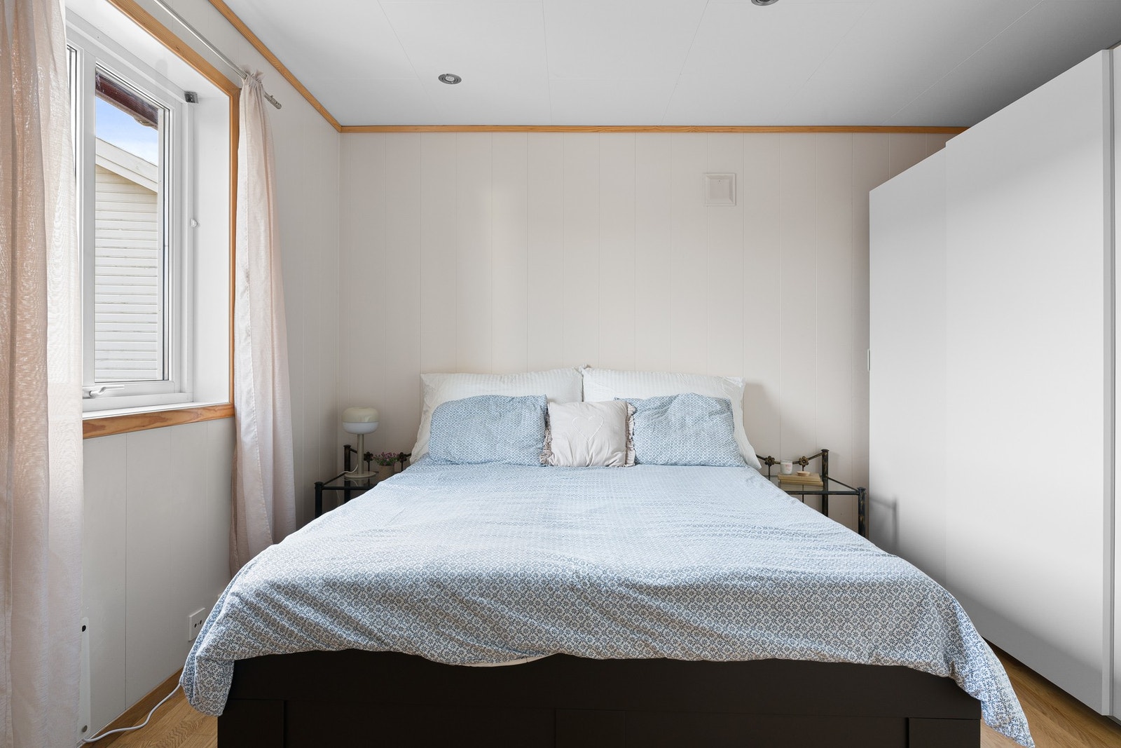 Leiligheten har to soverom. Hovedsoverommet er av god størrelse med plass til dobbeltseng. Galleribilde