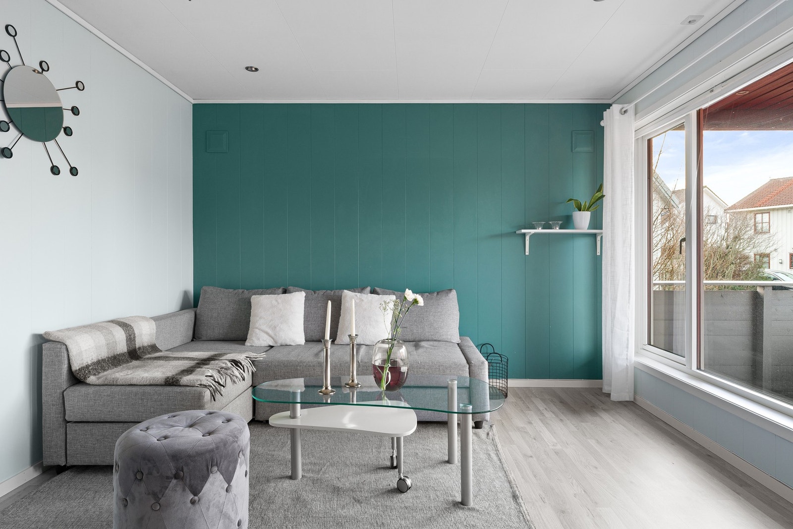 Leiligheten har plass til sofa, tv-seksjon og spisebord ved kjøkkensonen. Galleribilde