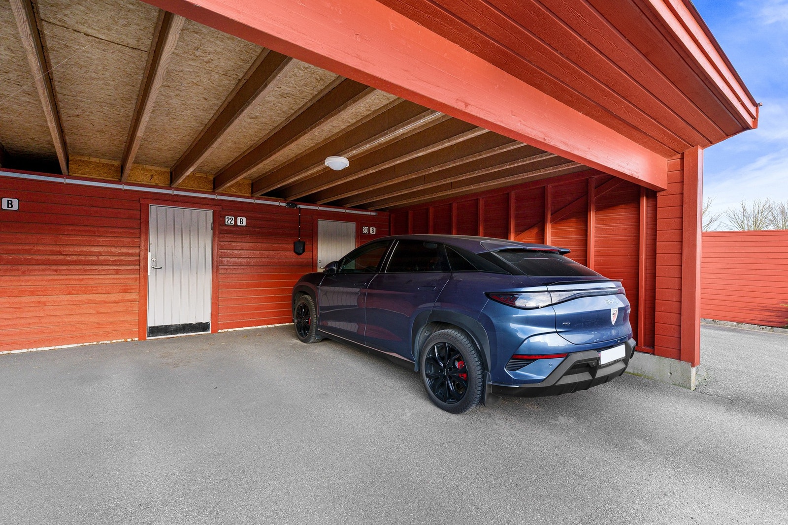 Parkering i felles carport anlegg med el-bil lader. Galleribilde