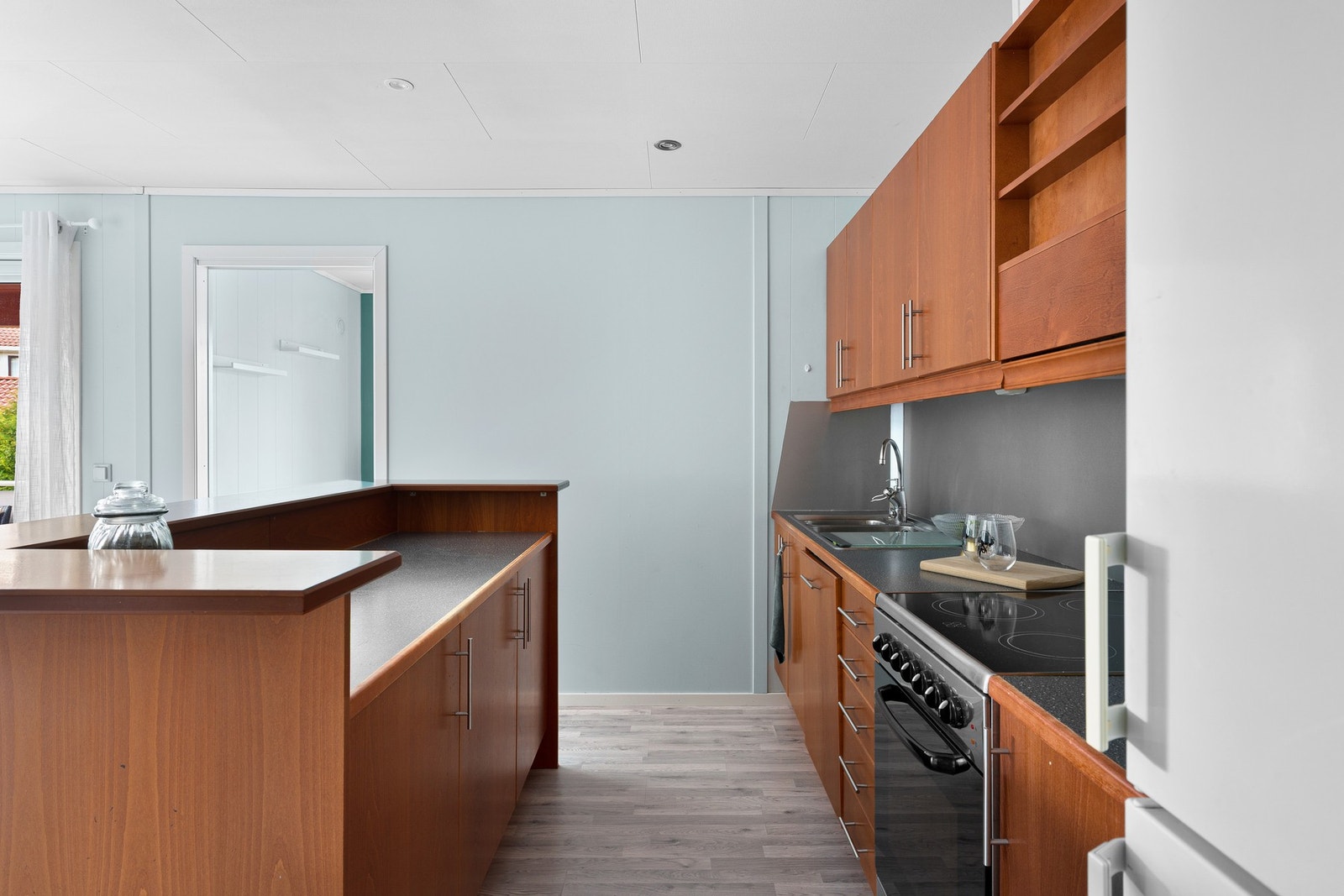 Kjøkkeninnredningen har glatte fronter og benkeplate i laminat. Galleribilde