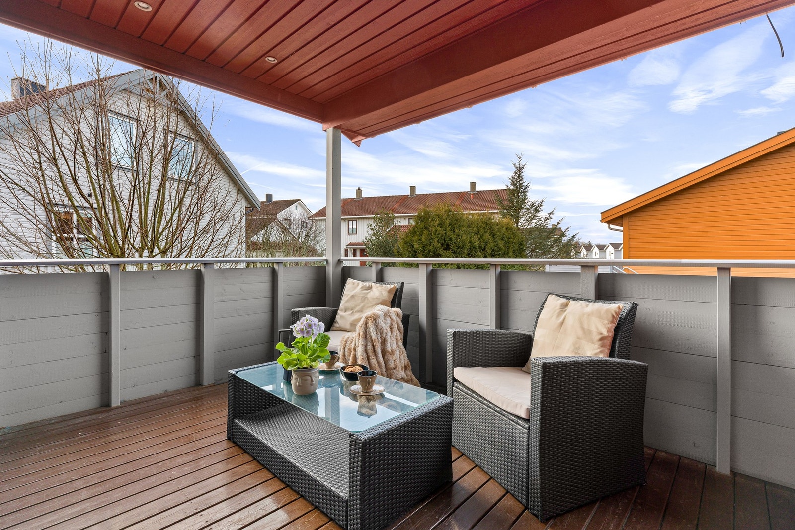 Balkongen har god plass til hagemøbler og diverse planter. Galleribilde