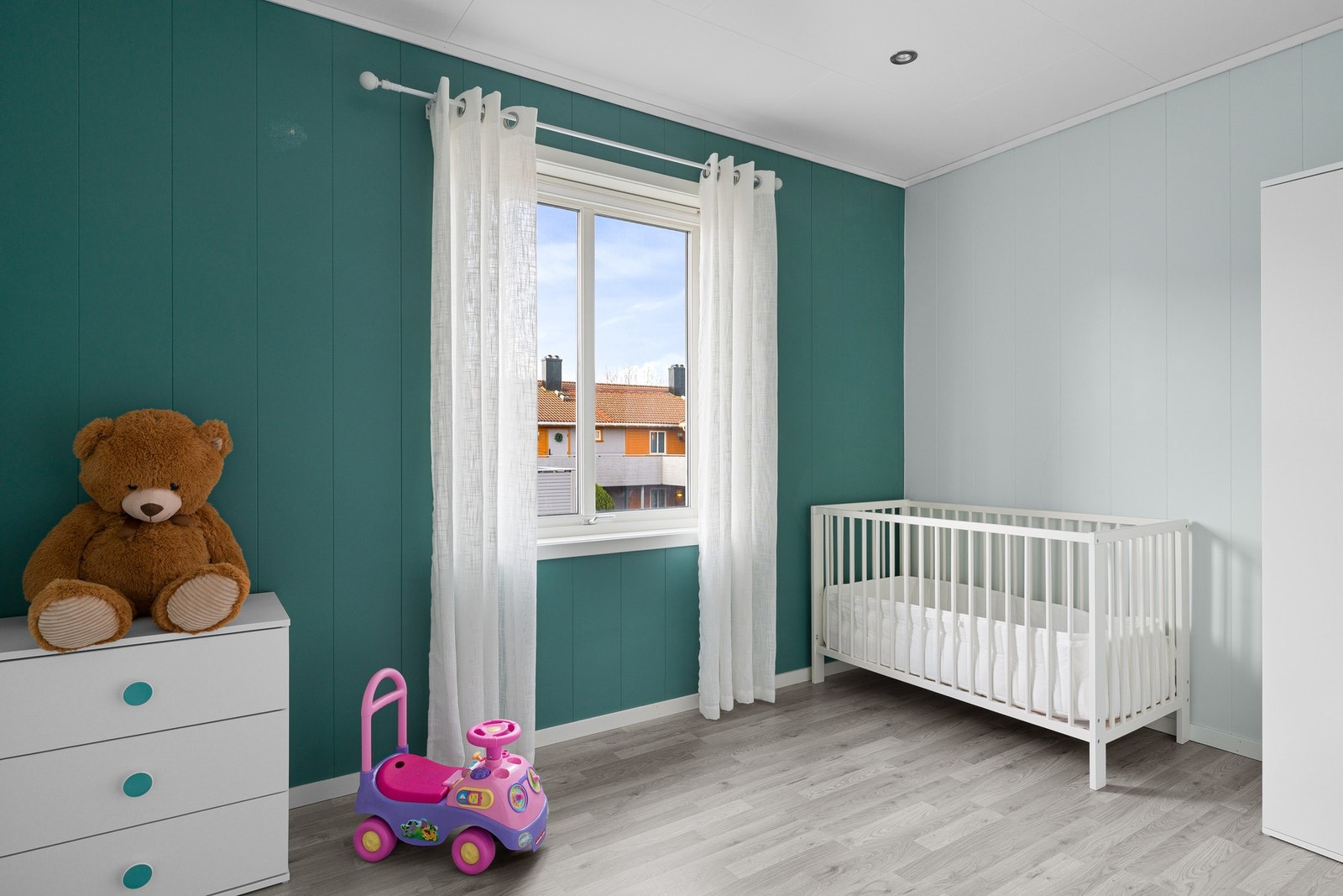 Soverom nr. 2 ligger i tilknytning til stue/kjøkken. Soverommene kan brukes alt etter eget behov og ønske Galleribilde