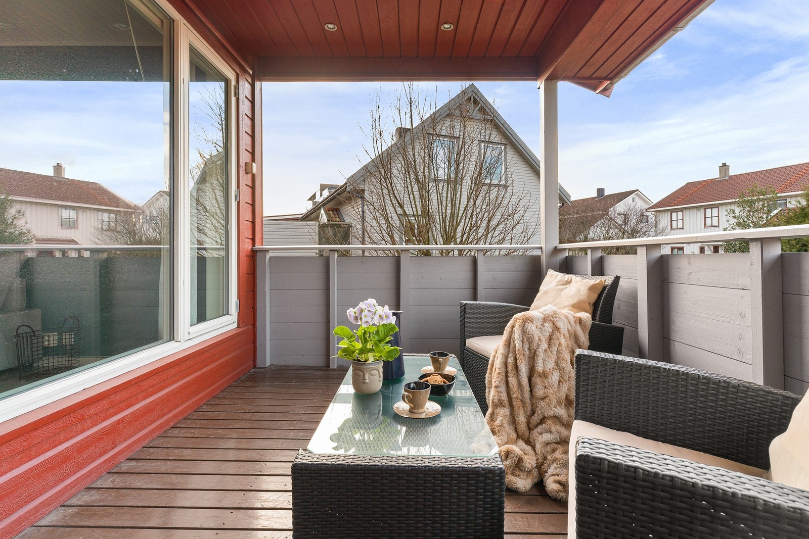 Fra stuen er det utgang til en romslig balkong. Galleribilde