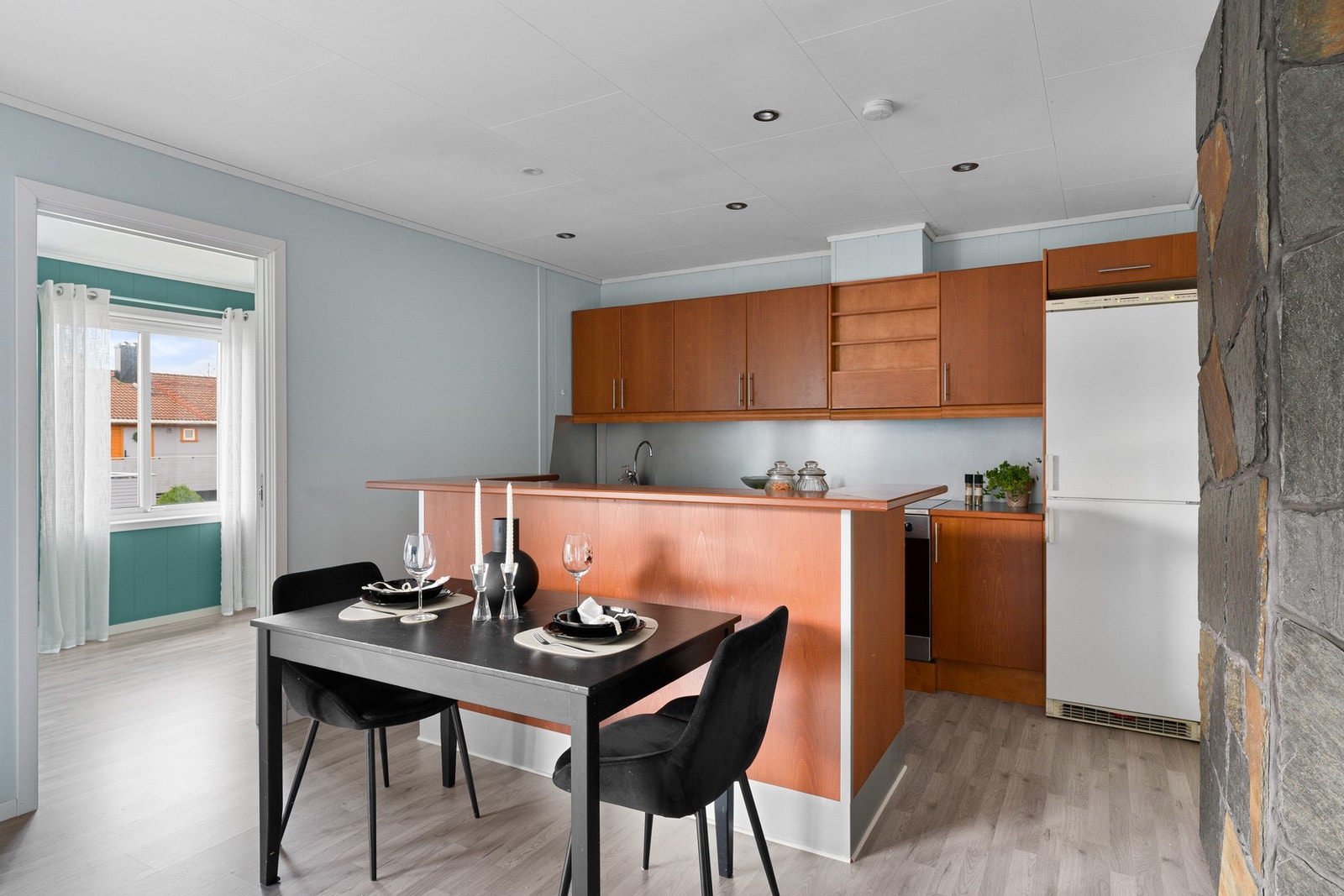 Kjøkkenet ligger i en åpen og velfungerende løsning sammen med stuen. Galleribilde