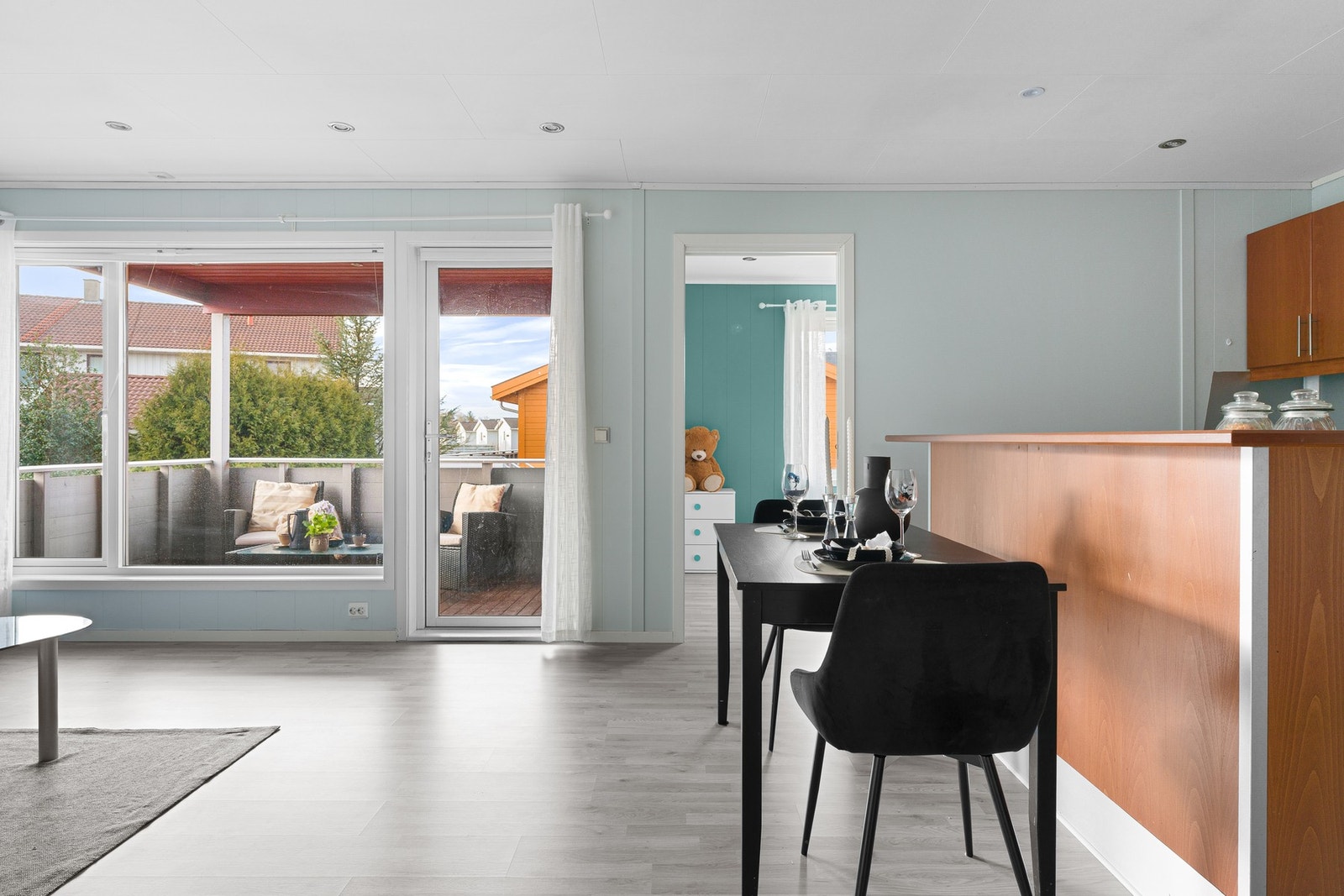 Den åpne løsningen mot kjøkkenet skaper en sosial atmosfære og gir plass til sofagruppe og spisebord. Galleribilde