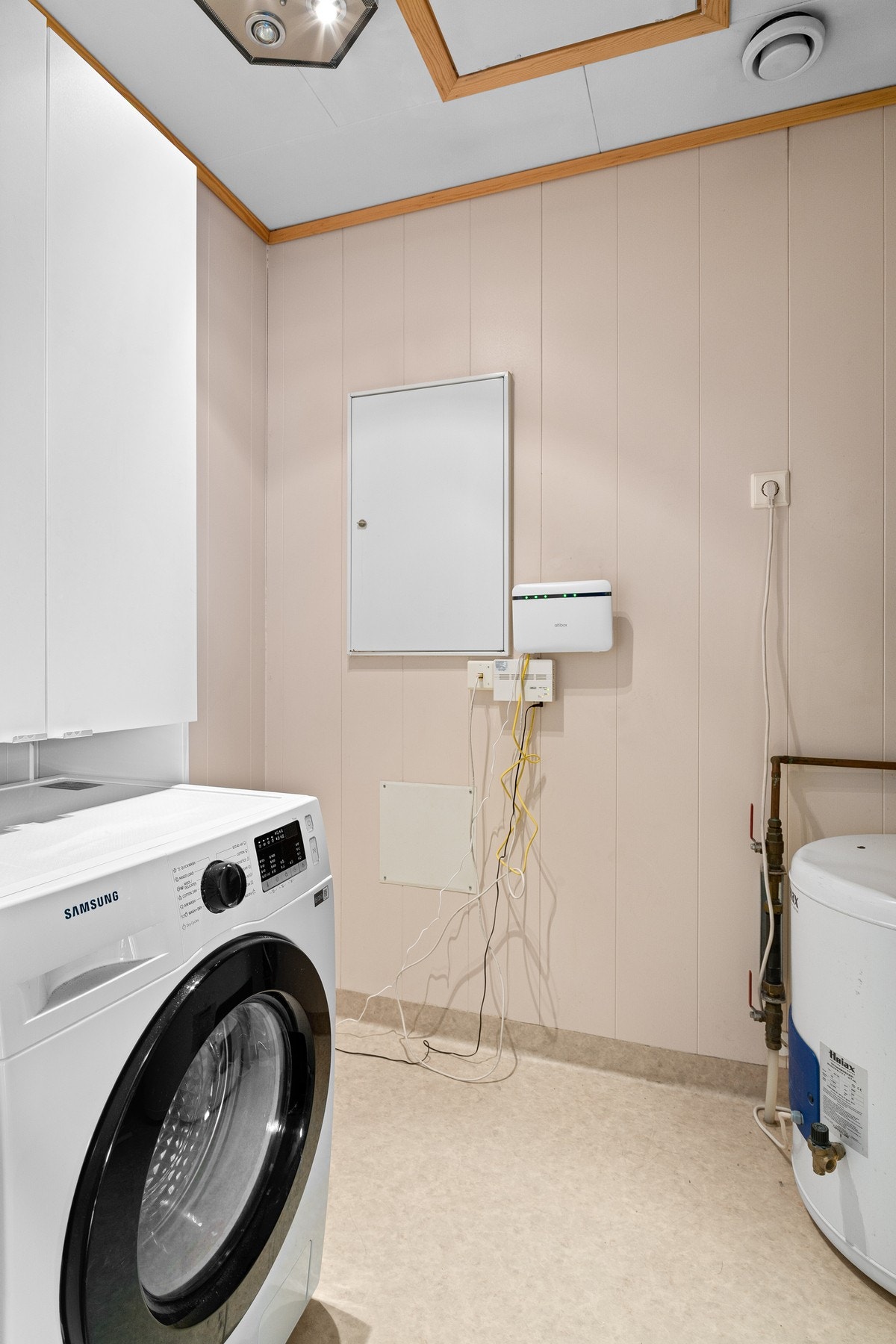 Leiligheten har en bod som i dag brukes som vaskerom. Galleribilde